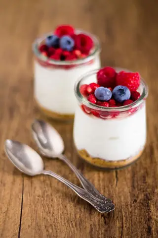 Yogurt Hy Lạp Và Trái Cây Rừng: Công Thức & Ý Tưởng Sáng Tạo Yogurt Hy Lạp Và Trái Cây Rừng: Công Thức & Ý Tưởng Sáng Tạo