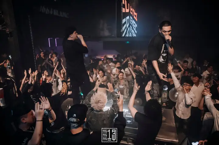 Khu 13 Phạm Ngũ Lão: Thông Tin Chi Tiết Và Hướng Dẫn Đặt Bàn Tại Nightclub Nổi Tiếng Quận 1 Khu 13 Phạm Ngũ Lão: Thông Tin Chi Tiết Và Hướng Dẫn Đặt Bàn Tại Nightclub Nổi Tiếng Quận 1