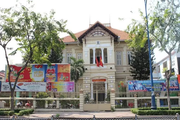 236 Bến Vân Đồn: Thông Tin Địa Điểm, Trung Tâm Văn Hóa Và Các Dịch Vụ Nổi Bật