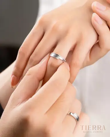 Hướng Dẫn Chi Tiết Cách Chụp Ảnh Đeo Nhẫn Cưới Đẹp, Sáng Tạo Và Chuẩn Chuyên Nghiệp Hướng Dẫn Chi Tiết Cách Chụp Ảnh Đeo Nhẫn Cưới Đẹp, Sáng Tạo Và Chuẩn Chuyên Nghiệp