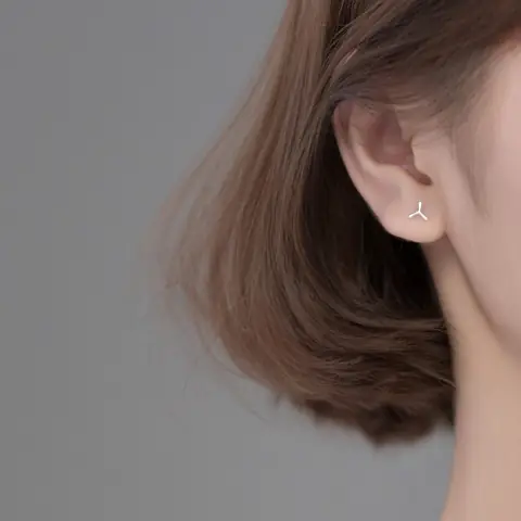 Bông Tai Bạc Nhỏ – Hướng Dẫn Chọn Mẫu, Chất Liệu Và Bảo Quản Cho Phụ Nữ Hiện Đại