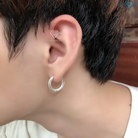Bông Tai Nam Độc: Hướng Dẫn Chọn Mẫu, Chất Liệu Và Phong Cách Cho Nam Giới Hiện Đại Bông Tai Nam Độc: Hướng Dẫn Chọn Mẫu, Chất Liệu Và Phong Cách Cho Nam Giới Hiện Đại