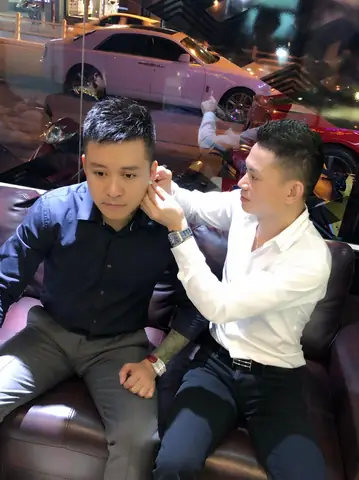 Bông Tai Kim Cương Của Tuấn Hưng: Giá Trị, Thiết Kế Và Xu Hướng Thời Trang Bông Tai Kim Cương Của Tuấn Hưng: Giá Trị, Thiết Kế Và Xu Hướng Thời Trang