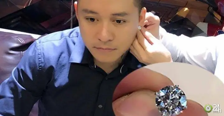 Bông Tai Kim Cương Của Tuấn Hưng: Giá Trị, Thiết Kế Và Xu Hướng Thời Trang Bông Tai Kim Cương Của Tuấn Hưng: Giá Trị, Thiết Kế Và Xu Hướng Thời Trang