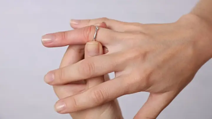 Cách Lấy Nhẫn Chật: 7 Mẹo Tháo Nhẫn Bị Kẹt Đơn Giản, An Toàn Tại Nhà Cách Lấy Nhẫn Chật: 7 Mẹo Tháo Nhẫn Bị Kẹt Đơn Giản, An Toàn Tại Nhà