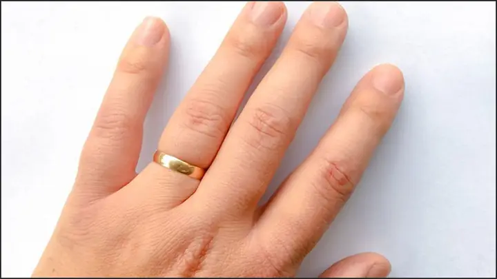 Cách Lấy Nhẫn Chật: 7 Mẹo Tháo Nhẫn Bị Kẹt Đơn Giản, An Toàn Tại Nhà Cách Lấy Nhẫn Chật: 7 Mẹo Tháo Nhẫn Bị Kẹt Đơn Giản, An Toàn Tại Nhà