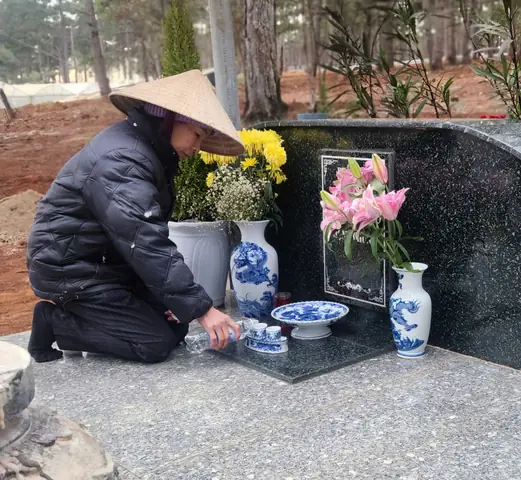 Câu Chuyện Đồi Thông Hai Mộ: Sự Tích Tình Bi Thương Và Sự Thật Lịch Sử Câu Chuyện Đồi Thông Hai Mộ: Sự Tích Tình Bi Thương Và Sự Thật Lịch Sử