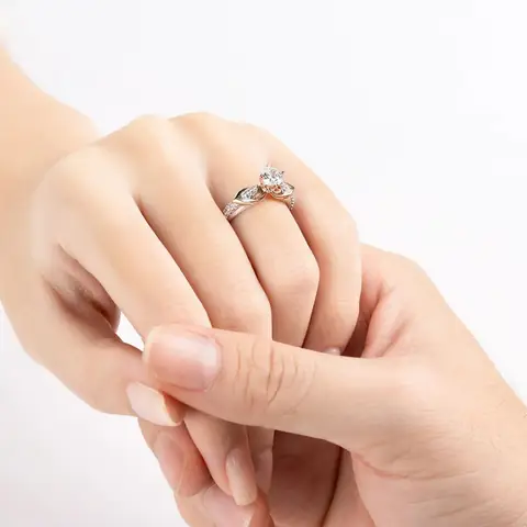 Cách Chọn Nhẫn Cầu Hôn: Hướng Dẫn Chi Tiết Từ Chất Liệu, Kiểu Dáng Đến Ngân Sách Cách Chọn Nhẫn Cầu Hôn: Hướng Dẫn Chi Tiết Từ Chất Liệu, Kiểu Dáng Đến Ngân Sách