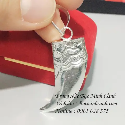 Dây Chuyền Bạc Nanh Hổ: Ý Nghĩa, Công Dụng Phong Thủy Và Cách Chọn Cho Người Mới Bắt Đầu Dây Chuyền Bạc Nanh Hổ: Ý Nghĩa, Công Dụng Phong Thủy Và Cách Chọn Cho Người Mới Bắt Đầu
