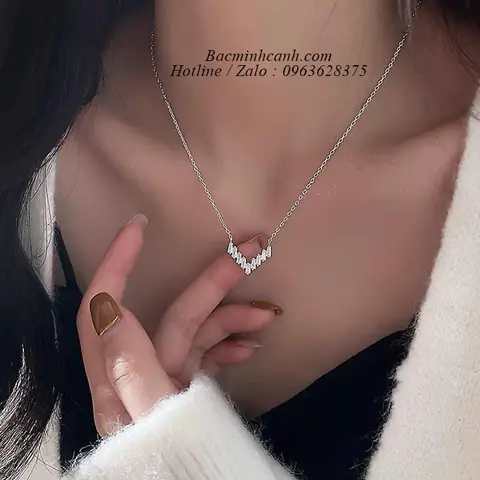 Hướng Dẫn Chọn Mua Dây Chuyền Chữ V: Chất Liệu, Kiểu Dáng Và Mẫu Đẹp Cho Phụ Nữ Hướng Dẫn Chọn Mua Dây Chuyền Chữ V: Chất Liệu, Kiểu Dáng Và Mẫu Đẹp Cho Phụ Nữ