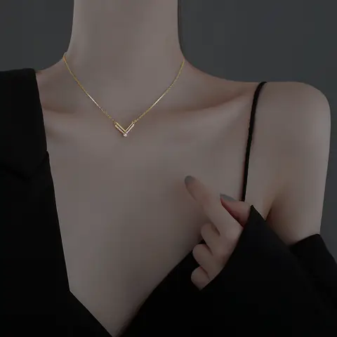 Hướng Dẫn Chọn Mua Dây Chuyền Chữ V: Chất Liệu, Kiểu Dáng Và Mẫu Đẹp Cho Phụ Nữ Hướng Dẫn Chọn Mua Dây Chuyền Chữ V: Chất Liệu, Kiểu Dáng Và Mẫu Đẹp Cho Phụ Nữ