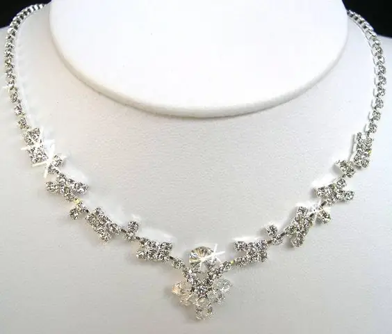 Bộ Sưu Tập Dây Chuyền Dự Tiệc: Cách Chọn, Phối Hợp & Mẹo Mua Sắm Cho Nàng Bộ Sưu Tập Dây Chuyền Dự Tiệc: Cách Chọn, Phối Hợp & Mẹo Mua Sắm Cho Nàng