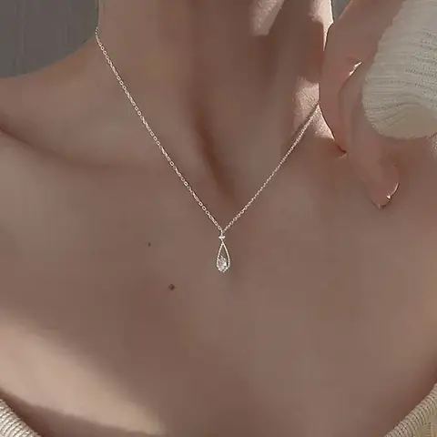 Dây Chuyền Thời Trang: Cách Chọn, Phong Cách Và Xu Hướng Dành Cho Phụ Nữ Hiện Đại Dây Chuyền Thời Trang: Cách Chọn, Phong Cách Và Xu Hướng Dành Cho Phụ Nữ Hiện Đại