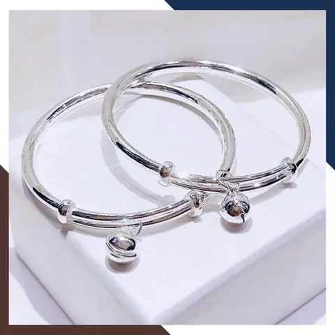 Đeo Lắc Chân Cho Bé Gái