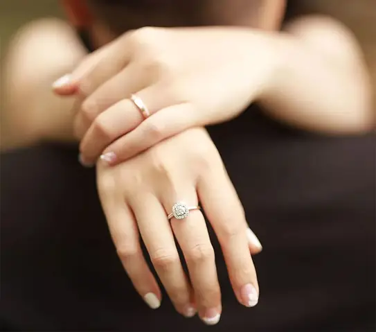 Nhẫn Cầu Hôn Nên Đeo Ngón Nào? Hướng Dẫn Chi Tiết Vị Trí & Ý Nghĩa Cho Cô Dâu Việt Nam