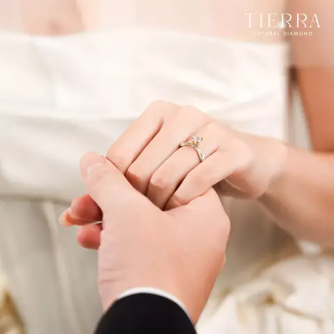 Nhẫn Cầu Hôn Nên Đeo Ngón Nào? Hướng Dẫn Chi Tiết Vị Trí & Ý Nghĩa Cho Cô Dâu Việt Nam