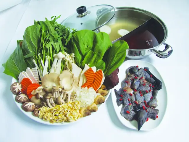 Cách Làm Gà H'mông Tiềm Thuốc Bắc Chuẩn Vị: Hướng Dẫn Chi Tiết Từ Nguyên Liệu Tới Nấu Ăn Cách Làm Gà H'mông Tiềm Thuốc Bắc Chuẩn Vị: Hướng Dẫn Chi Tiết Từ Nguyên Liệu Tới Nấu Ăn