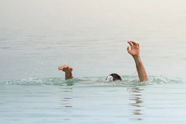 Giải Mã Giấc Mơ Cứu Người Chết Đuối: Điềm Báo Lành Hay Dữ Và Con Số May Mắn