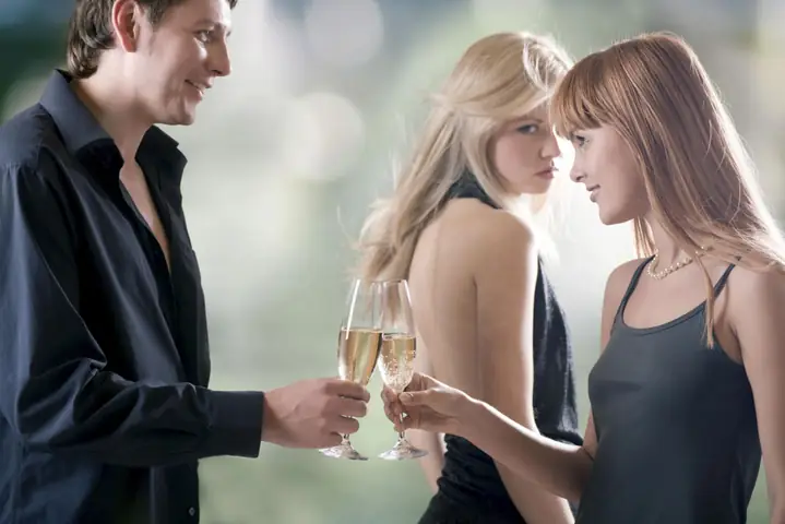 Giải Mã Giấc Mơ Thấy Chồng Bị Bắt: Điềm Báo Gì, Tốt Hay Xấu?