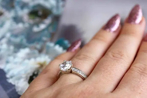 Giải Mã Giấc Mơ Thấy Được Tặng Nhẫn Kim Cương Giải Mã Giấc Mơ Thấy Được Tặng Nhẫn Kim Cương