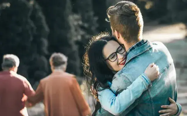 Giải Mã Giấc Mơ Thấy Ôm Người Khác: Điềm Báo Tình Yêu, Tâm Lý Và Con Số May Mắn