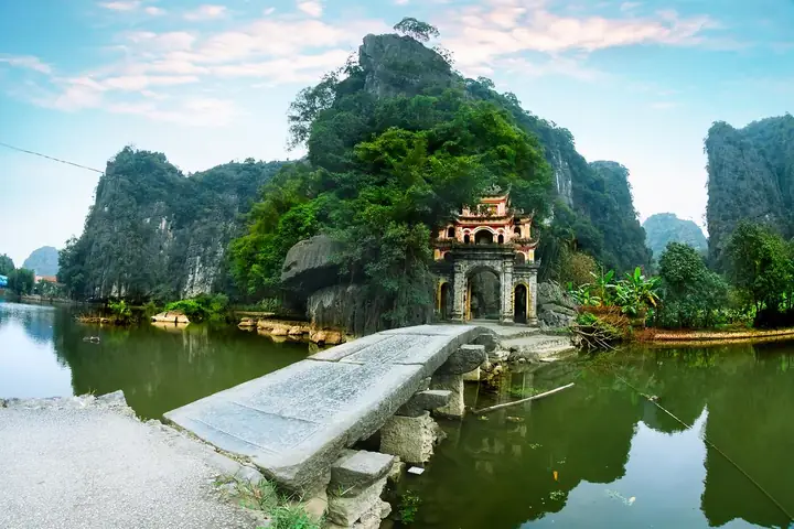 Giới Thiệu Du Lịch Ninh Bình: Top Điểm Đến, Lịch Trình Gợi Ý Và Mẹo Du Lịch Cho Người Mới Giới Thiệu Du Lịch Ninh Bình: Top Điểm Đến, Lịch Trình Gợi Ý Và Mẹo Du Lịch Cho Người Mới