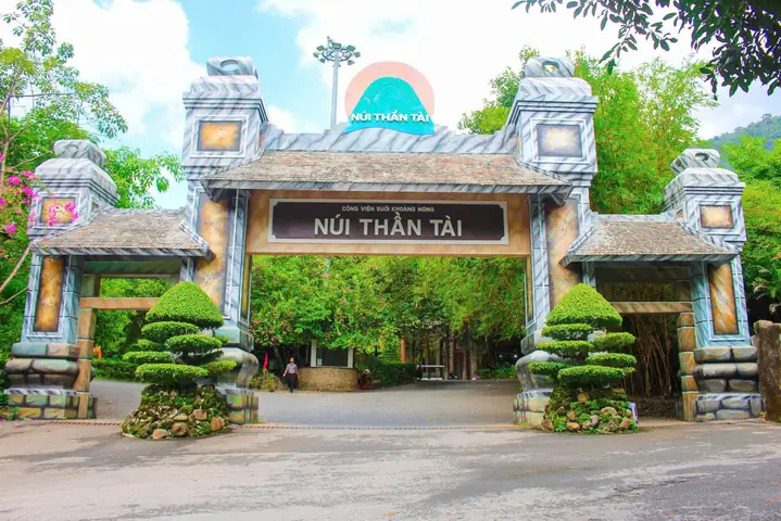 Giới Thiệu Tổng Quan Về Núi Thần Tài – Địa Điểm Du Lịch, Tiện Ích Và Cách Trải Nghiệm Giới Thiệu Tổng Quan Về Núi Thần Tài – Địa Điểm Du Lịch, Tiện Ích Và Cách Trải Nghiệm