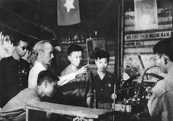 Hình Ảnh Bác Hồ Ở Nước Ngoài: Bộ Sưu Tập Đầy Đủ, Nguyên Gốc & Ý Nghĩa Lịch Sử Cho Người Yêu Lịch Sử Việt Nam Hình Ảnh Bác Hồ Ở Nước Ngoài: Bộ Sưu Tập Đầy Đủ, Nguyên Gốc & Ý Nghĩa Lịch Sử Cho Người Yêu Lịch Sử Việt Nam