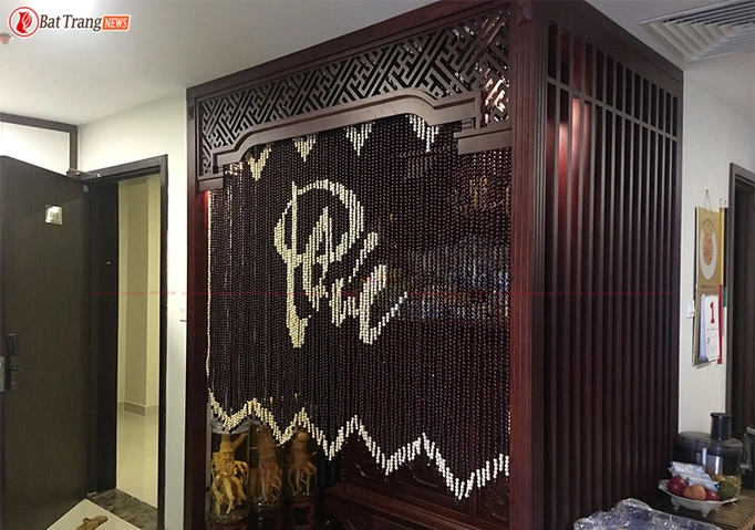 Hình Ảnh Bàn Thờ Xung Với Cửa: Nguyên Nhân, Hệ Lụy & Cách Hóa Giải Chuẩn Phong Thủy Dành Cho Gia Chủ