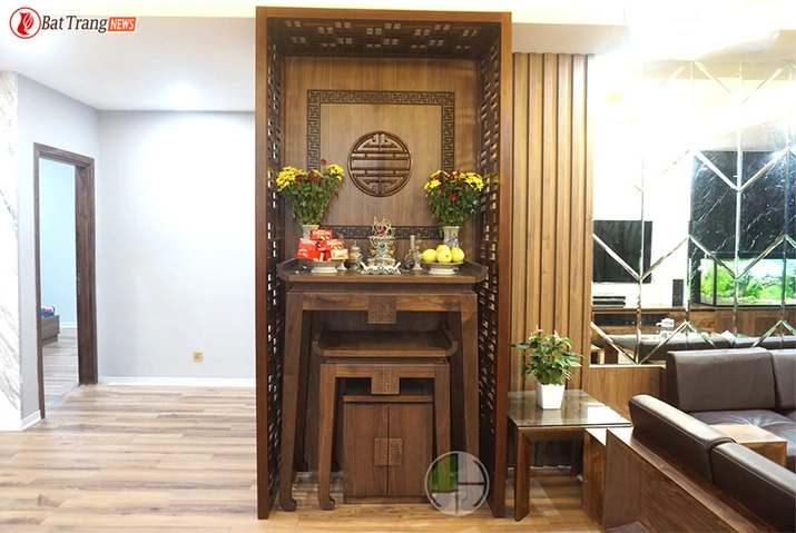 Hình Ảnh Bàn Thờ Xung Với Cửa: Nguyên Nhân, Hệ Lụy & Cách Hóa Giải Chuẩn Phong Thủy Dành Cho Gia Chủ
