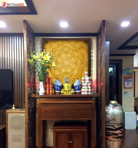 Hình Ảnh Bàn Thờ Xung Với Cửa: Nguyên Nhân, Hệ Lụy & Cách Hóa Giải Chuẩn Phong Thủy Dành Cho Gia Chủ