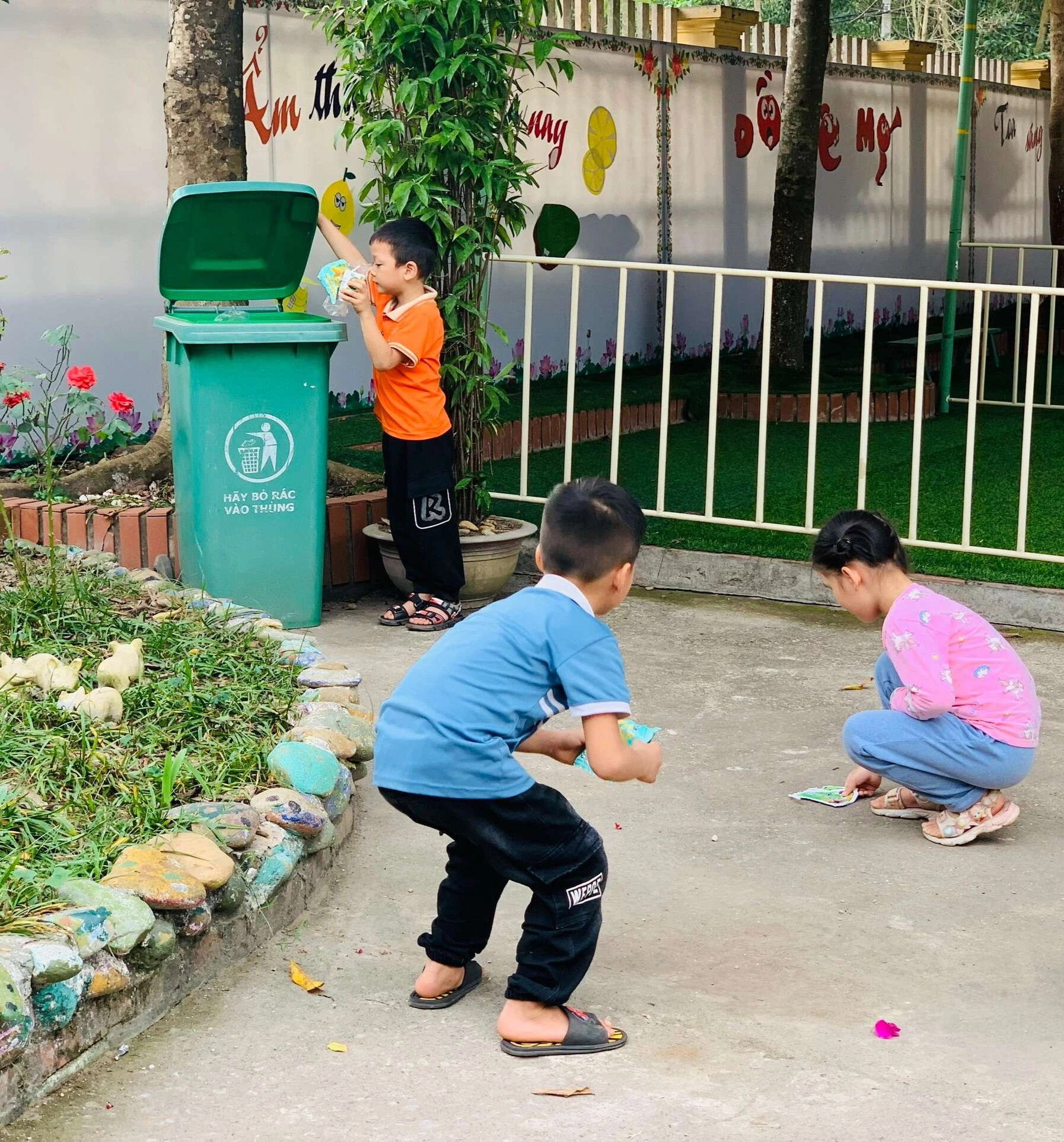 100+ Hình Ảnh Bé Nhặt Rác Đẹp Nhất 2026 – Bộ Sưu Tập Siêu Đẹp Cho Mọi Nhu Cầu 100+ Hình Ảnh Bé Nhặt Rác Đẹp Nhất 2026 – Bộ Sưu Tập Siêu Đẹp Cho Mọi Nhu Cầu