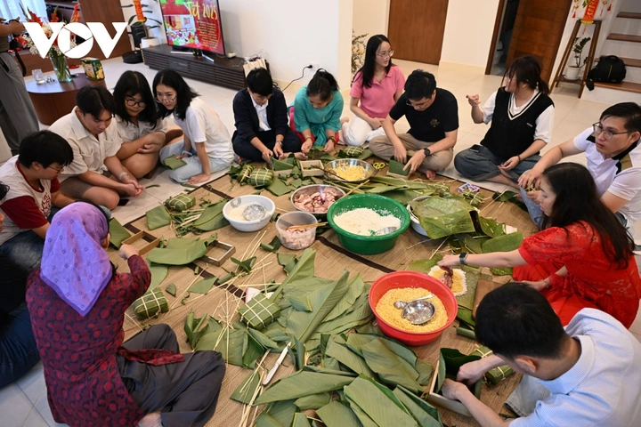 Hình Ảnh Cả Nhà Gói Bánh Chưng: Bí Kíp Tạo Khoảnh Khắc Đoàn Viên Đón Tết Cho Gia Đình Truyền Thống Hình Ảnh Cả Nhà Gói Bánh Chưng: Bí Kíp Tạo Khoảnh Khắc Đoàn Viên Đón Tết Cho Gia Đình Truyền Thống