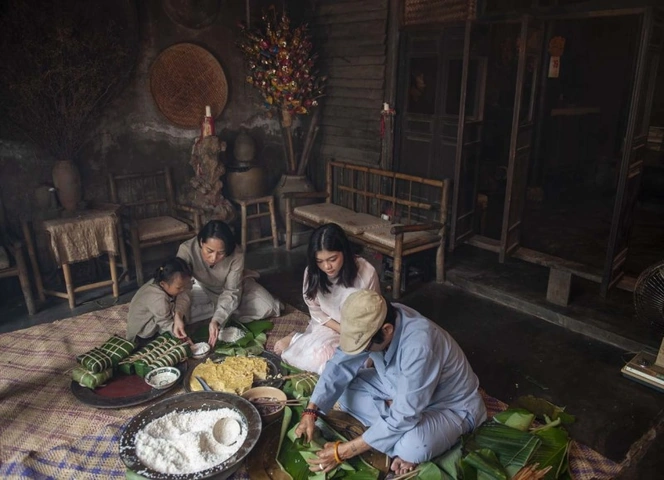 Hình Ảnh Cả Nhà Gói Bánh Chưng: Bí Kíp Tạo Khoảnh Khắc Đoàn Viên Đón Tết Cho Gia Đình Truyền Thống Hình Ảnh Cả Nhà Gói Bánh Chưng: Bí Kíp Tạo Khoảnh Khắc Đoàn Viên Đón Tết Cho Gia Đình Truyền Thống