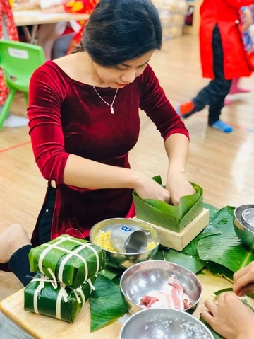 Hình Ảnh Cả Nhà Gói Bánh Chưng: Bí Kíp Tạo Khoảnh Khắc Đoàn Viên Đón Tết Cho Gia Đình Truyền Thống Hình Ảnh Cả Nhà Gói Bánh Chưng: Bí Kíp Tạo Khoảnh Khắc Đoàn Viên Đón Tết Cho Gia Đình Truyền Thống