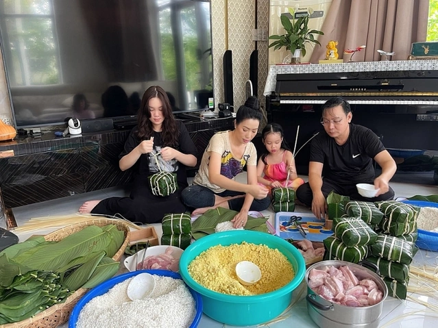 Hình Ảnh Cả Nhà Gói Bánh Chưng: Bí Kíp Tạo Khoảnh Khắc Đoàn Viên Đón Tết Cho Gia Đình Truyền Thống Hình Ảnh Cả Nhà Gói Bánh Chưng: Bí Kíp Tạo Khoảnh Khắc Đoàn Viên Đón Tết Cho Gia Đình Truyền Thống