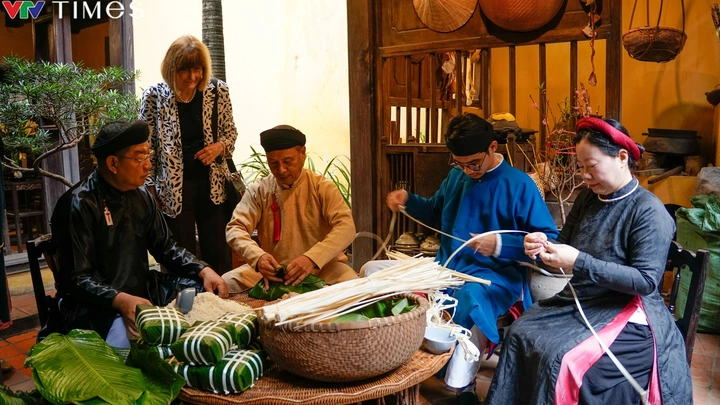 Hình Ảnh Cả Nhà Gói Bánh Chưng: Bí Kíp Tạo Khoảnh Khắc Đoàn Viên Đón Tết Cho Gia Đình Truyền Thống Hình Ảnh Cả Nhà Gói Bánh Chưng: Bí Kíp Tạo Khoảnh Khắc Đoàn Viên Đón Tết Cho Gia Đình Truyền Thống