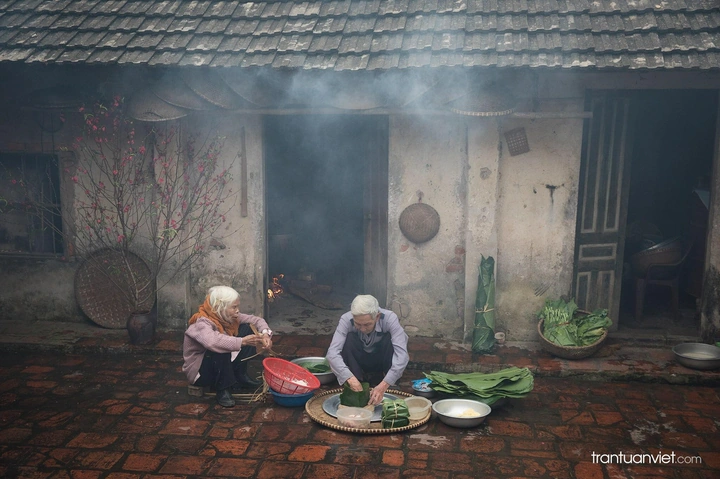 Hình Ảnh Cả Nhà Gói Bánh Chưng: Bí Kíp Tạo Khoảnh Khắc Đoàn Viên Đón Tết Cho Gia Đình Truyền Thống Hình Ảnh Cả Nhà Gói Bánh Chưng: Bí Kíp Tạo Khoảnh Khắc Đoàn Viên Đón Tết Cho Gia Đình Truyền Thống
