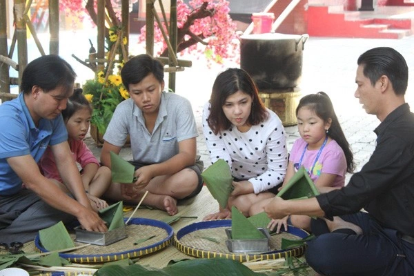 Hình Ảnh Cả Nhà Gói Bánh Chưng: Bí Kíp Tạo Khoảnh Khắc Đoàn Viên Đón Tết Cho Gia Đình Truyền Thống Hình Ảnh Cả Nhà Gói Bánh Chưng: Bí Kíp Tạo Khoảnh Khắc Đoàn Viên Đón Tết Cho Gia Đình Truyền Thống