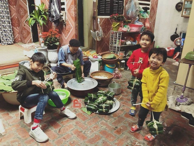 Hình Ảnh Cả Nhà Gói Bánh Chưng: Bí Kíp Tạo Khoảnh Khắc Đoàn Viên Đón Tết Cho Gia Đình Truyền Thống Hình Ảnh Cả Nhà Gói Bánh Chưng: Bí Kíp Tạo Khoảnh Khắc Đoàn Viên Đón Tết Cho Gia Đình Truyền Thống