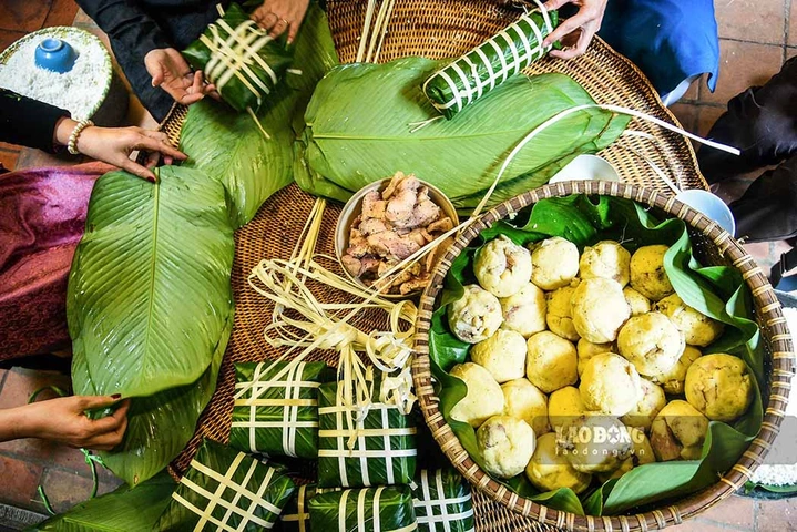 Hình Ảnh Cả Nhà Gói Bánh Chưng: Bí Kíp Tạo Khoảnh Khắc Đoàn Viên Đón Tết Cho Gia Đình Truyền Thống Hình Ảnh Cả Nhà Gói Bánh Chưng: Bí Kíp Tạo Khoảnh Khắc Đoàn Viên Đón Tết Cho Gia Đình Truyền Thống