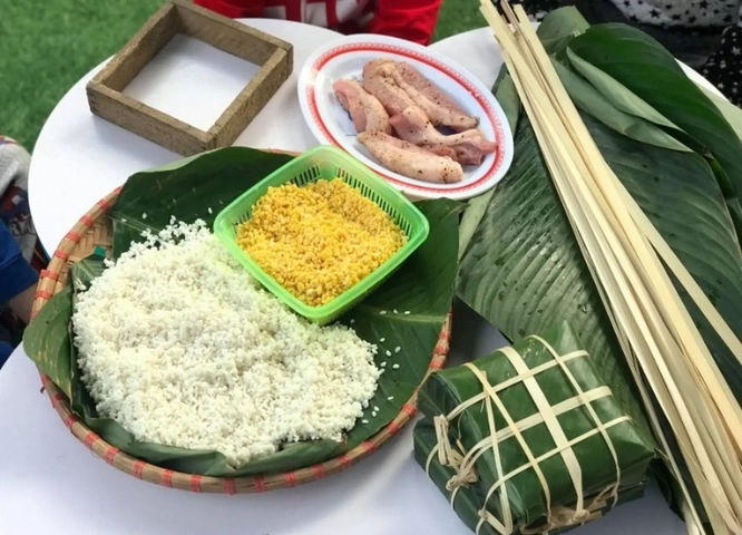 Hình Ảnh Cả Nhà Gói Bánh Chưng: Bí Kíp Tạo Khoảnh Khắc Đoàn Viên Đón Tết Cho Gia Đình Truyền Thống Hình Ảnh Cả Nhà Gói Bánh Chưng: Bí Kíp Tạo Khoảnh Khắc Đoàn Viên Đón Tết Cho Gia Đình Truyền Thống