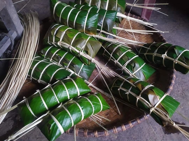 Hình Ảnh Cả Nhà Gói Bánh Chưng: Bí Kíp Tạo Khoảnh Khắc Đoàn Viên Đón Tết Cho Gia Đình Truyền Thống Hình Ảnh Cả Nhà Gói Bánh Chưng: Bí Kíp Tạo Khoảnh Khắc Đoàn Viên Đón Tết Cho Gia Đình Truyền Thống