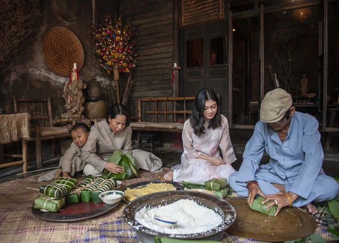 Hình Ảnh Cả Nhà Gói Bánh Chưng: Bí Kíp Tạo Khoảnh Khắc Đoàn Viên Đón Tết Cho Gia Đình Truyền Thống Hình Ảnh Cả Nhà Gói Bánh Chưng: Bí Kíp Tạo Khoảnh Khắc Đoàn Viên Đón Tết Cho Gia Đình Truyền Thống