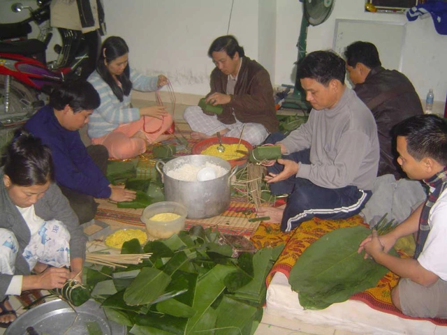 Hình Ảnh Cả Nhà Gói Bánh Chưng: Bí Kíp Tạo Khoảnh Khắc Đoàn Viên Đón Tết Cho Gia Đình Truyền Thống Hình Ảnh Cả Nhà Gói Bánh Chưng: Bí Kíp Tạo Khoảnh Khắc Đoàn Viên Đón Tết Cho Gia Đình Truyền Thống