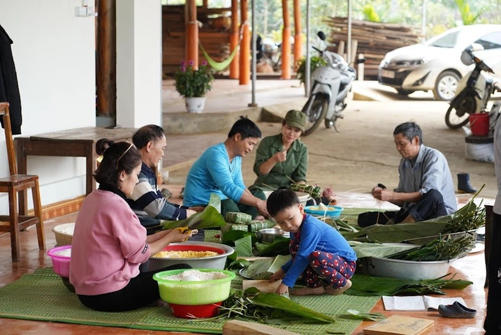 Hình Ảnh Cả Nhà Gói Bánh Chưng: Bí Kíp Tạo Khoảnh Khắc Đoàn Viên Đón Tết Cho Gia Đình Truyền Thống Hình Ảnh Cả Nhà Gói Bánh Chưng: Bí Kíp Tạo Khoảnh Khắc Đoàn Viên Đón Tết Cho Gia Đình Truyền Thống