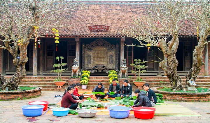 Hình Ảnh Cả Nhà Gói Bánh Chưng: Bí Kíp Tạo Khoảnh Khắc Đoàn Viên Đón Tết Cho Gia Đình Truyền Thống Hình Ảnh Cả Nhà Gói Bánh Chưng: Bí Kíp Tạo Khoảnh Khắc Đoàn Viên Đón Tết Cho Gia Đình Truyền Thống