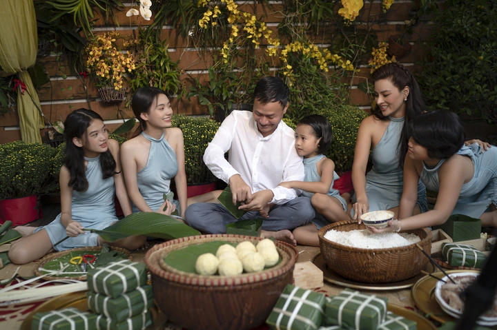 Hình Ảnh Cả Nhà Gói Bánh Chưng: Bí Kíp Tạo Khoảnh Khắc Đoàn Viên Đón Tết Cho Gia Đình Truyền Thống Hình Ảnh Cả Nhà Gói Bánh Chưng: Bí Kíp Tạo Khoảnh Khắc Đoàn Viên Đón Tết Cho Gia Đình Truyền Thống