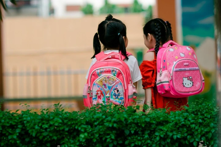 Hình Ảnh Cặp Đi Học Đẹp: Bộ Sưu Tập & Gợi Ý Cho Phụ Huynh Và Học Sinh Hình Ảnh Cặp Đi Học Đẹp: Bộ Sưu Tập & Gợi Ý Cho Phụ Huynh Và Học Sinh