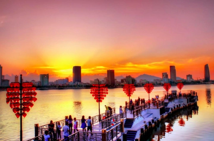 Hình Ảnh Cầu Tình Yêu Đà Nẵng: Bộ Sưu Tập Đầy Đủ Cho Các Cặp Đôi Yêu Du Lịch (2026) Hình Ảnh Cầu Tình Yêu Đà Nẵng: Bộ Sưu Tập Đầy Đủ Cho Các Cặp Đôi Yêu Du Lịch (2026)